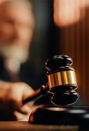 juge frappant avec un marteau de la justice
